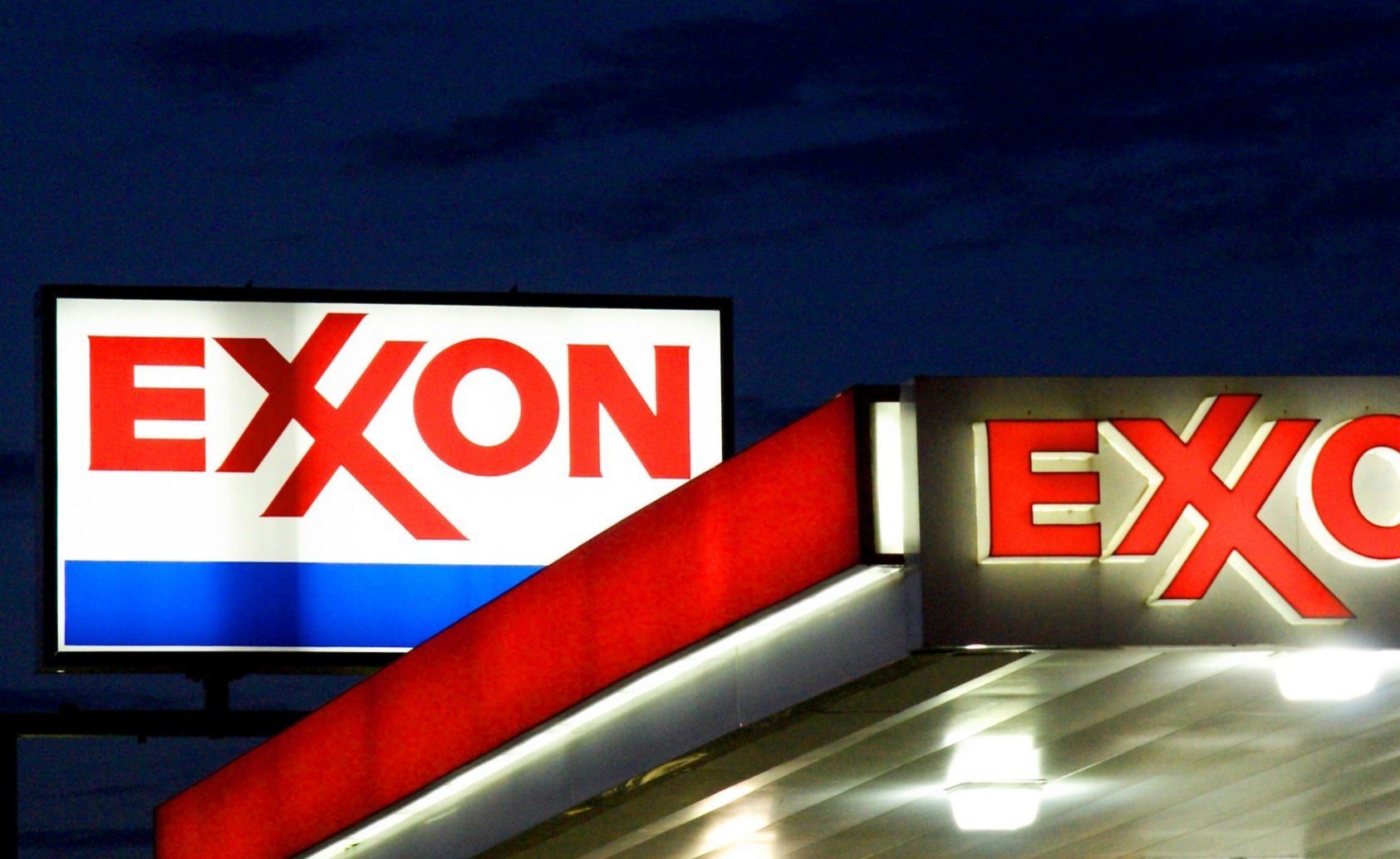 (FILES) An Exxon sign is seen at a station in this September 20, 2008 file photo in Manassas, Virginia. US oil giant ExxonMobil on July 31, 2014 reported higher second-quarter profits despite pumping less oil and gas than it did a year ago. Exxon, the biggest US oil company and the second-largest US company in terms of market capitalization after Apple, said earnings came in at $8.8 billion, up 28 percent from the year-ago level. "ExxonMobil's financial results were achieved through strong operational performance and portfolio management," said chief executive Rex Tillerson. "We continue to enhance shareholder value by funding capital projects and delivering robust shareholder returns through dividends and share purchases." Results translated into earnings per share of $2.05, 19 cents above analyst forecasts.AFP PHOTO/Karen BLEIER/FILESKAREN BLEIER/AFP/Getty Images ** OUTS - ELSENT, FPG - OUTS * NM, PH, VA if sourced by CT, LA or MoD **